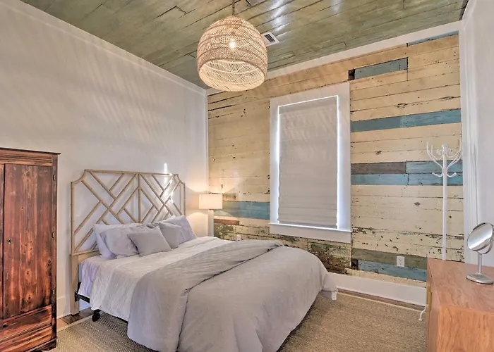 Bright Galveston Cottage Close To Beach And Strand