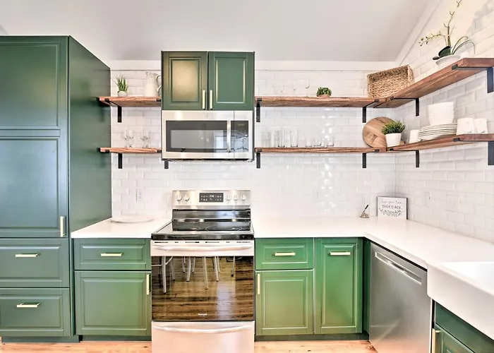 Bright Galveston Cottage Close To Beach And Strand