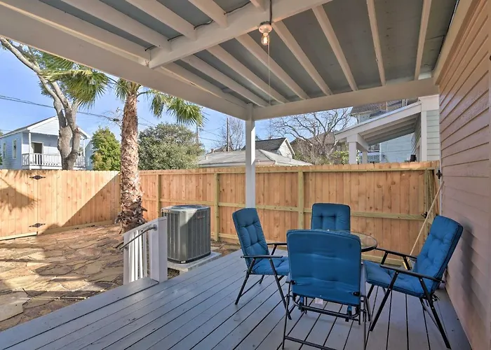 Bright Galveston Cottage Close To Beach And Strand